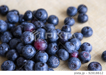 採れたての山盛りの有機栽培のブルーベリーはヘルシー 92818612
