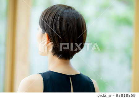 ショートヘアの後ろ姿 92818869