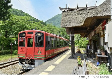 会津鉄道湯野上温泉駅の駅舎に列車 会津鉄道湯野上温泉駅の駅舎に列車 92818890