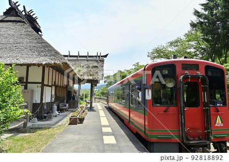 会津鉄道湯野上温泉駅の駅舎に列車 92818892