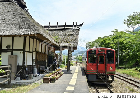 会津鉄道湯野上温泉駅の駅舎に列車 92818893
