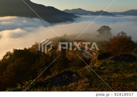 竹田城の雲海 竹田城の雲海 92818937