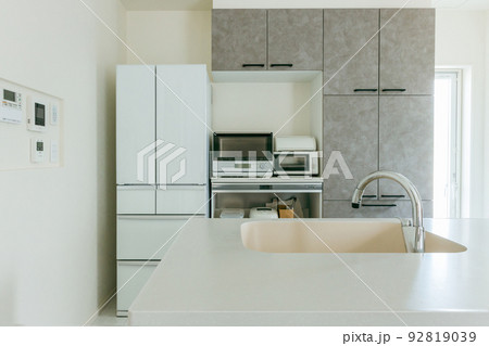 シンプルモダンなキッチンのインテリア（冷蔵庫） 92819039