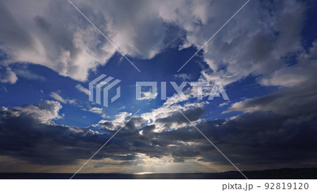 青空と迫力のある雲が広がった午後の空・夏・超広角・空主体・220722pm 青空と迫力のある雲が広がった午後の空・夏・超広角・空主体・220722pm 92819120
