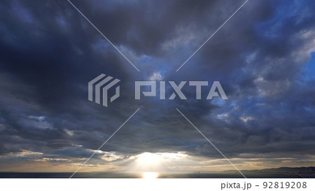 迫力のある雲が広がった午後の空・夏・超広角・空主体・220722pm 迫力のある雲が広がった午後の空・夏・超広角・空主体・220722pm 92819208