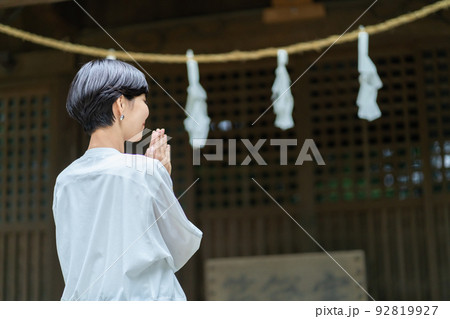 合掌 お祈り 参拝 パワースポット巡り 神社 観光スポット 合掌 お祈り 参拝 パワースポット巡り 神社 観光スポット 92819927
