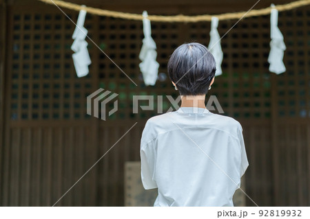 合掌　お祈り　参拝　パワースポット巡り　神社　観光スポット 92819932