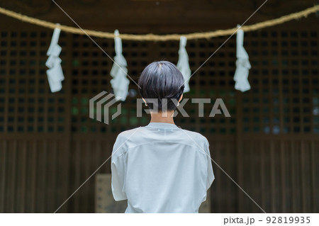 合掌　お祈り　参拝　パワースポット巡り　神社　観光スポット 92819935