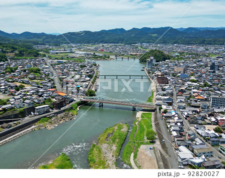 日田市街地を貫く筑後川の空撮 日田市街地を貫く筑後川の空撮 92820027