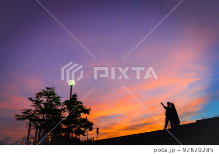夕焼けの高台、山手台北公園、7月17日、シルエット、宝塚市、日本 夕焼けの高台、山手台北公園、7月17日、シルエット、宝塚市、日本 92820285