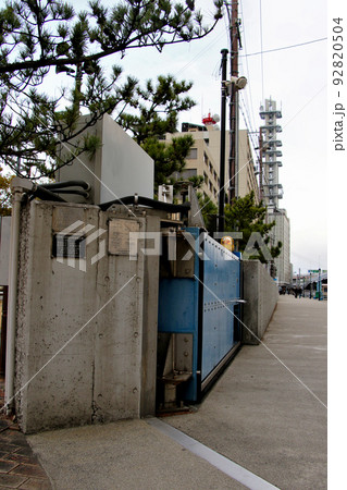 神戸市中央区波止場町ハーバーランドの防潮引戸式ゲート 神戸市中央区波止場町ハーバーランドの防潮引戸式ゲート 92820504