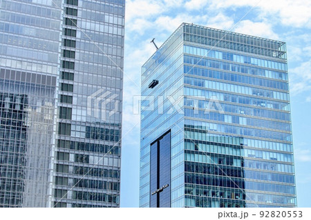 高層ビルでの窓ガラス清掃の様子 高層ビルでの窓ガラス清掃の様子 92820553