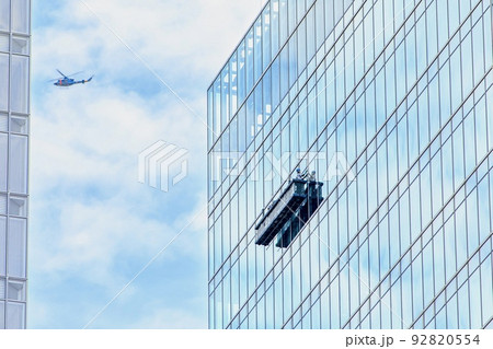 高層ビルでの窓ガラス清掃の様子 高層ビルでの窓ガラス清掃の様子 92820554