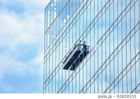 高層ビルでの窓ガラス清掃の様子 高層ビルでの窓ガラス清掃の様子 92820555