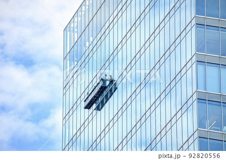 高層ビルでの窓ガラス清掃の様子 高層ビルでの窓ガラス清掃の様子 92820556