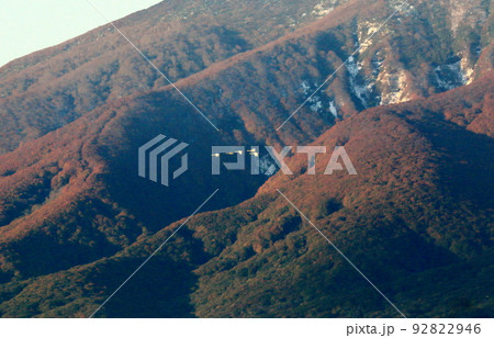 岩木山の峰を超える白鳥の群れ 岩木山の峰を超える白鳥の群れ 92822946