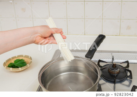 【ミドル主婦が素麺を茹でる】 【ミドル主婦が素麺を茹でる】 92823042