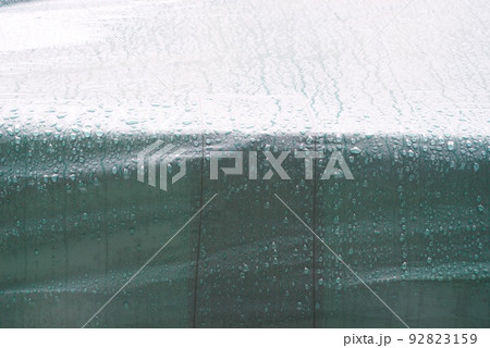 雨粒の滴るテント屋根 92823159