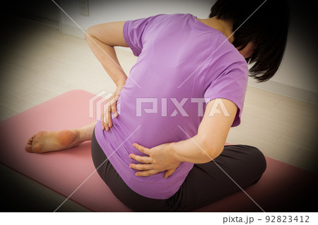 腰痛に苦しむミドル女性 92823412