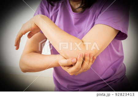 肘の痛みに苦しむミドル女性 92823413