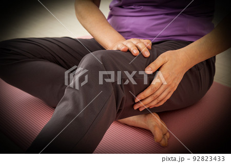 太ももの筋肉痛に苦しむミドル女性 太ももの筋肉痛に苦しむミドル女性 92823433