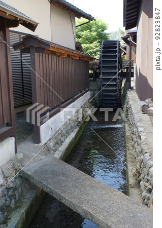 街中の水車小屋 92823847