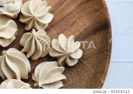 絞り出しのコーヒーメレンゲクッキー　焼き菓子 92824232