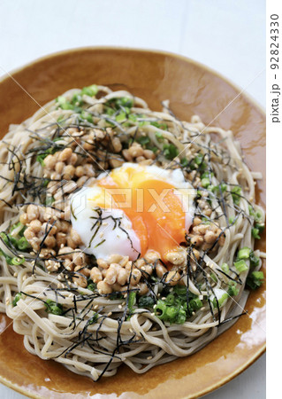 家で食べる温玉のせ納豆蕎麦 冷たい蕎麦 家で食べる温玉のせ納豆蕎麦 冷たい蕎麦 92824330