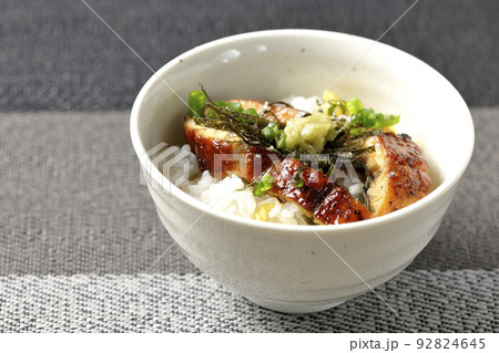 万能ネギ、刻み海苔、ワサビが入った鰻のだし茶漬け 92824645