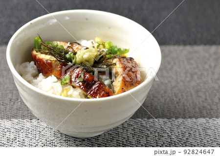 万能ネギ、刻み海苔、ワサビが入った鰻のだし茶漬け 万能ネギ、刻み海苔、ワサビが入った鰻のだし茶漬け 92824647