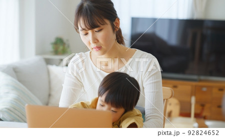 育児しながら在宅ワークする女性 92824652