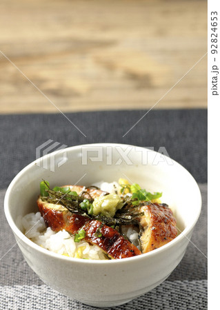万能ネギ、刻み海苔、ワサビが入った鰻のだし茶漬け 92824653
