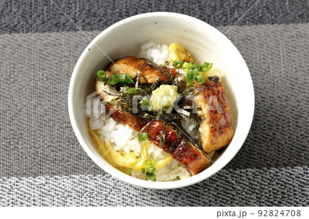 万能ネギ、刻み海苔、ワサビが入った鰻のだし茶漬けを俯瞰で撮影 万能ネギ、刻み海苔、ワサビが入った鰻のだし茶漬けを俯瞰で撮影 92824708