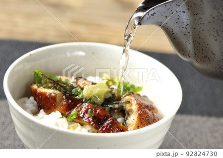 万能ネギ、刻み海苔、ワサビが入った鰻のだし茶漬け 万能ネギ、刻み海苔、ワサビが入った鰻のだし茶漬け 92824730