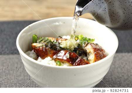 万能ネギ、刻み海苔、ワサビが入った鰻のだし茶漬け 万能ネギ、刻み海苔、ワサビが入った鰻のだし茶漬け 92824731