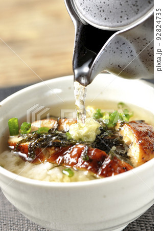 万能ネギ、刻み海苔、ワサビが入った鰻のだし茶漬け 万能ネギ、刻み海苔、ワサビが入った鰻のだし茶漬け 92824735