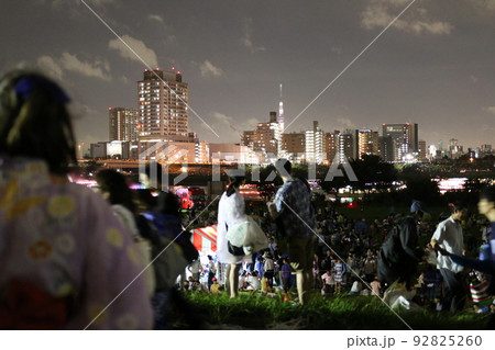 花火の後にスカイツリーを眺めるカップル 92825260