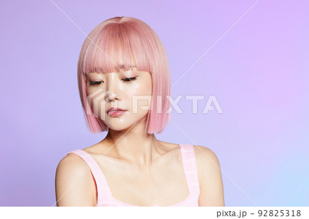 ピンクヘアの若い女性のビューティーポートレート 92825318
