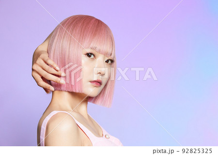 ピンクヘアの若い女性のビューティーポートレート 92825325