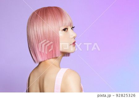 ピンクヘアの若い女性のビューティーポートレート 92825326