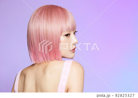 ピンクヘアの若い女性のビューティーポートレート 92825327
