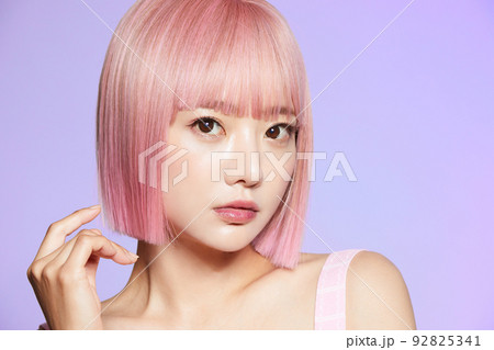ピンクヘアの若い女性のビューティーポートレート 92825341