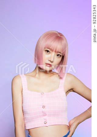 ピンクヘアの若い女性のビューティーポートレート 92825343