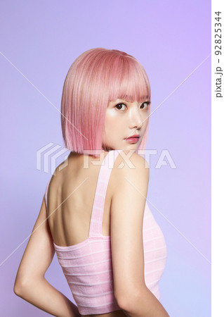 ピンクヘアの若い女性のビューティーポートレート 92825344