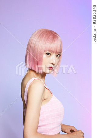ピンクヘアの若い女性のビューティーポートレート 92825348