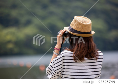 榛名湖の湖畔にたたずむ女性 92825749