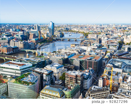 イギリス　テムズ川とロンドン中心部の町並み 92827296
