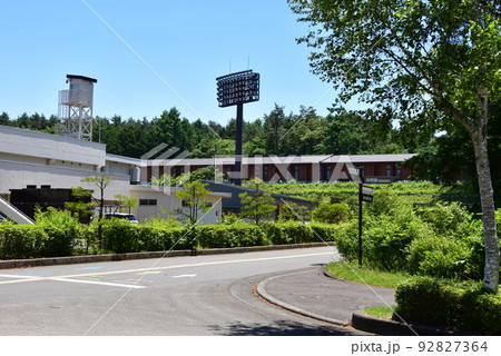 富士吉田市 山梨県富士北麓公園散策路と陸上競技場施設と新緑 富士吉田市 山梨県富士北麓公園散策路と陸上競技場施設と新緑 92827364