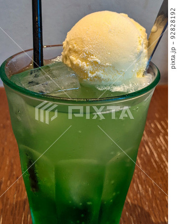 懐かしの味　カフェでメロンソーダフロート 92828192