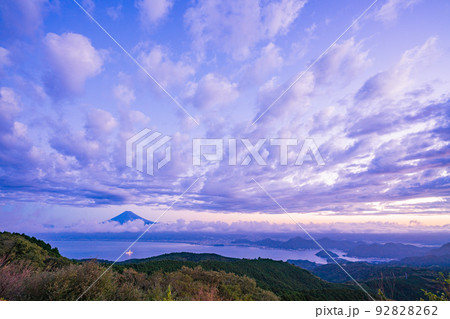 (静岡県)地球深部探査船「ちきゅう」が浮かぶ駿河湾越しに、富士山 (静岡県)地球深部探査船「ちきゅう」が浮かぶ駿河湾越しに、富士山 92828262
